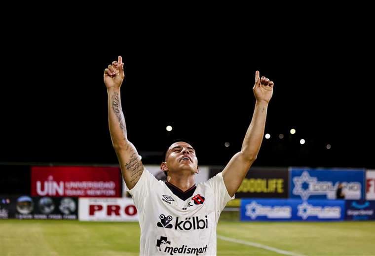 Bryan Ruiz a los jóvenes: "Si quieren fiestas y noche, eso no combina con ser un futbolista profesional"
