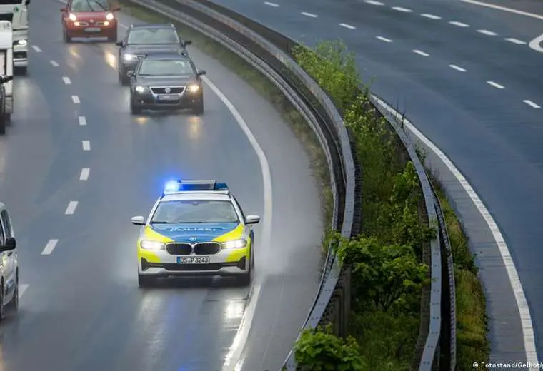 Policía alemana detiene auto en marcha con bebé al volante