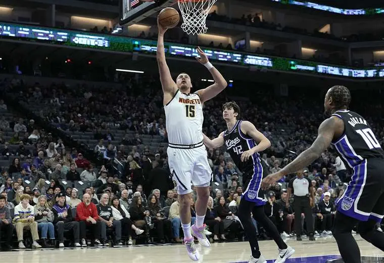Jokic brilla ante Sacramento, Bucks frenan a los Celtics y Rockets se imponen a Clippers