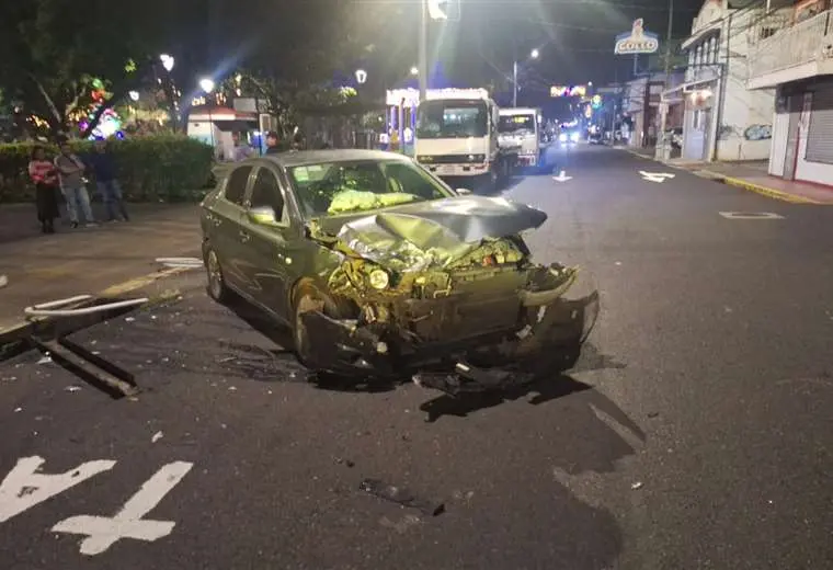 Choque contra poste en Moravia deja un muerto y dos heridos graves