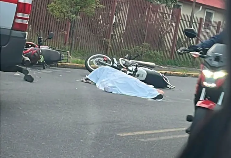 Motociclista muere tras ser atropellado por furgón en Tibás