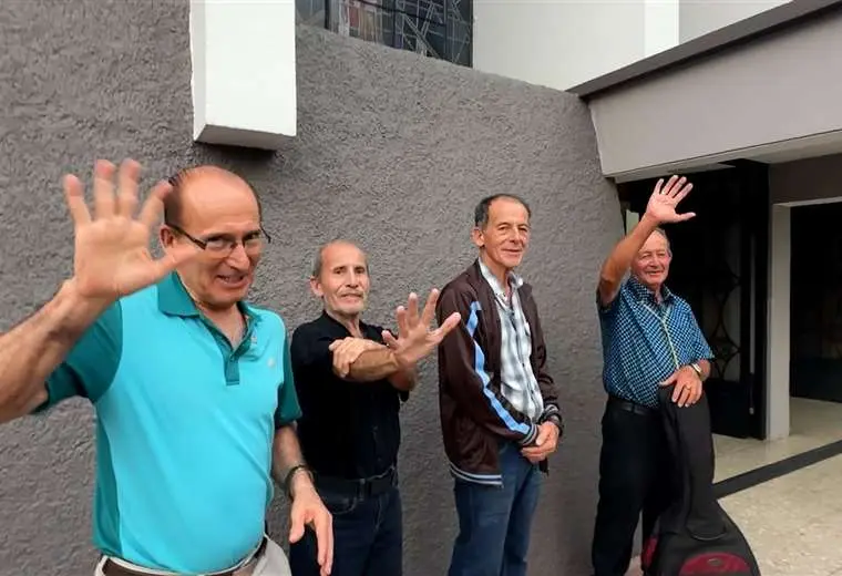 Los hermanos de los rezos llevan la Navidad de casa en casa