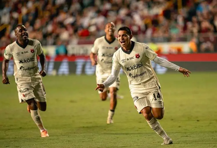 Alejandro Bran celebra su repunte con Alajuelense en el cierre del torneo