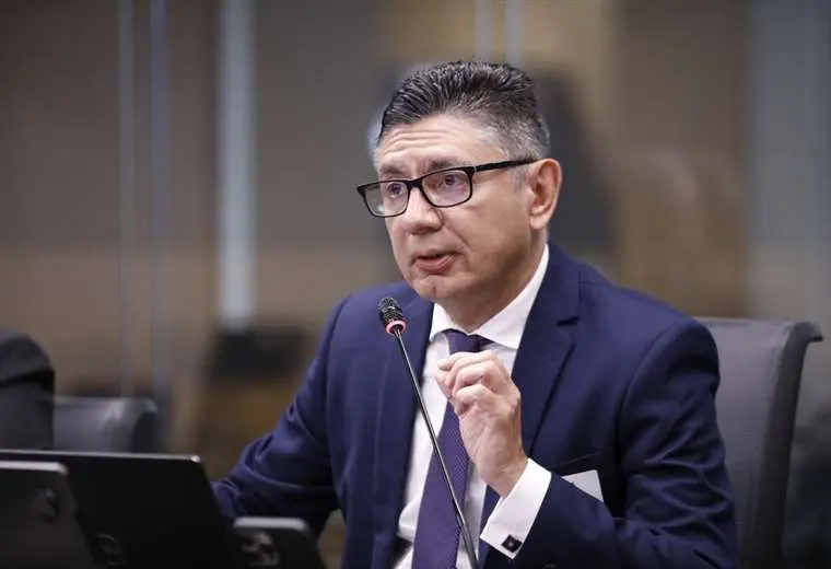 Presiones electorales frenaron aumento salarial en el INS, denuncia exgerente