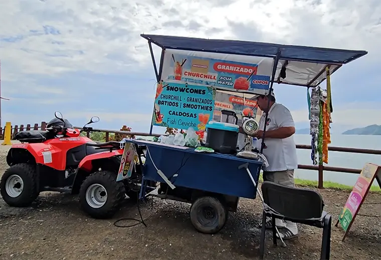 El churchil más famoso de Garabito: la historia de don Gerardo entre sabor y mar
