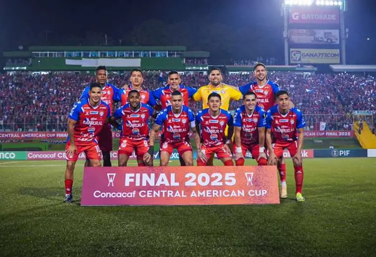 El polémico gesto de jugador de Xelajú al recibir premio al "Fair Play"