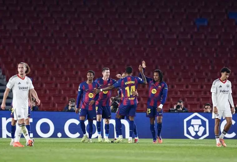 Un doblete de Koundé revitaliza al Barcelona frente al Eintracht