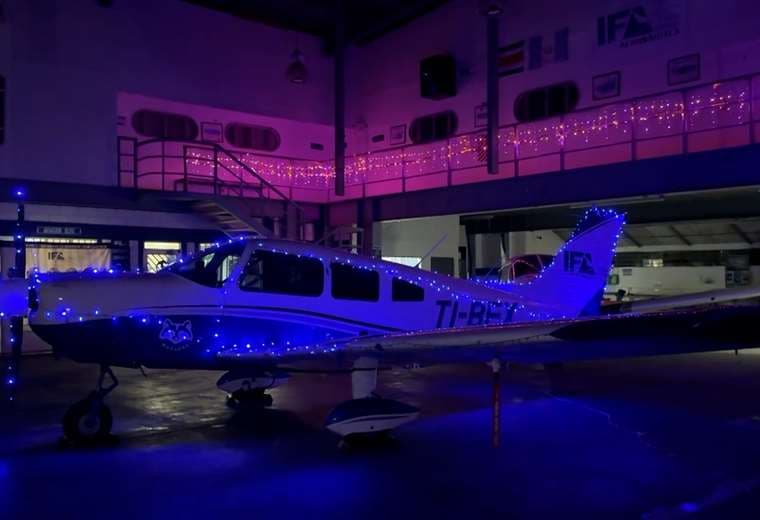 La aeronave navideña que mueve a un pueblo entero a regalar