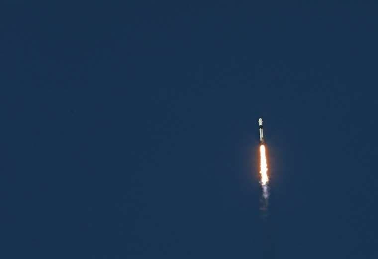 Cohete Falcon 9 llega a la EEI para rescatar a astronautas varados