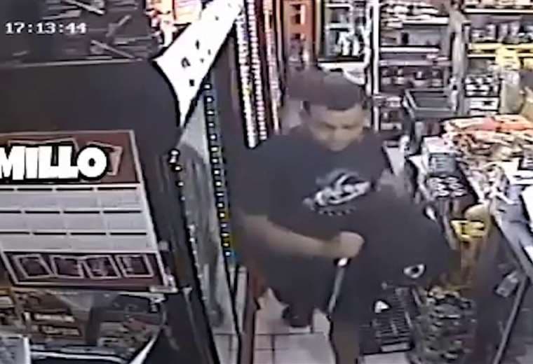 Video: Dueña de minisúper vivió segundos de horror al ser asaltada con machete