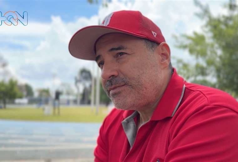 Patina mientras graba: el estilo único de este camarógrafo de Teletica