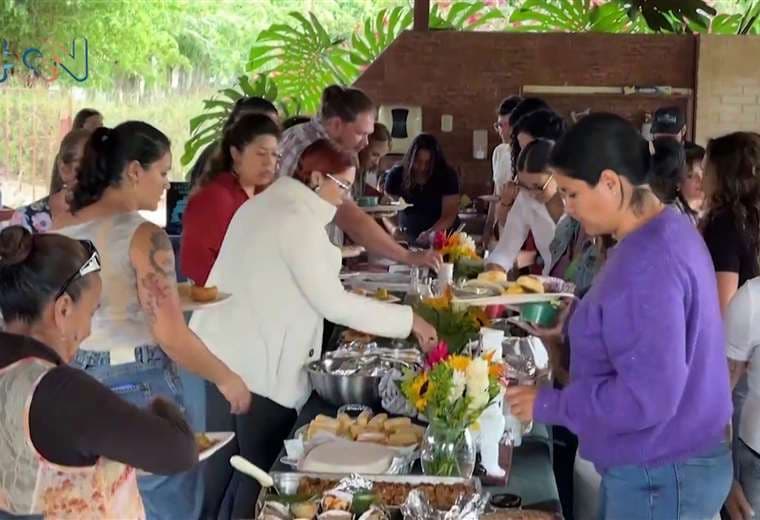 Así es el club gastronómico que une a desconocidos con cucharas y mucho cariño