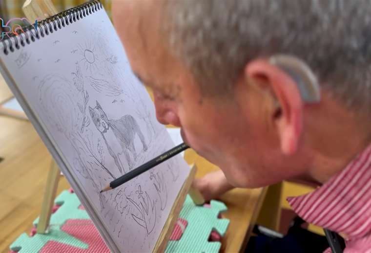 Artista costarricense pinta con la boca tras quedar en silla de ruedas