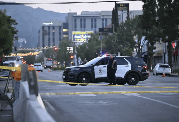 Vehículo atropella a multitud en Los Ángeles y deja 28 heridos