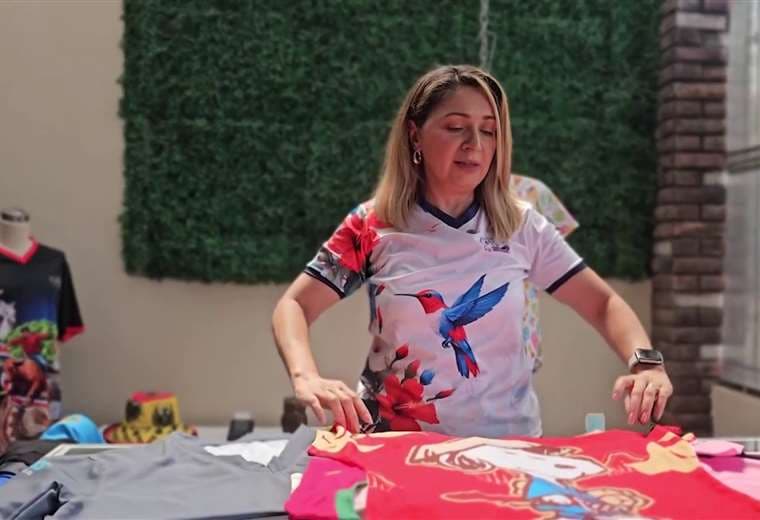 Cómo un garaje en Heredia se convirtió en la fábrica de orgullo patrio