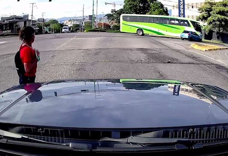 Video: Carro arde en llamas tras fuerte colisión con autobús en San José