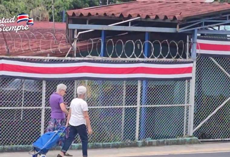 Vecinos caminan hasta 25 minutos por falta de autobuses en sus comunidades