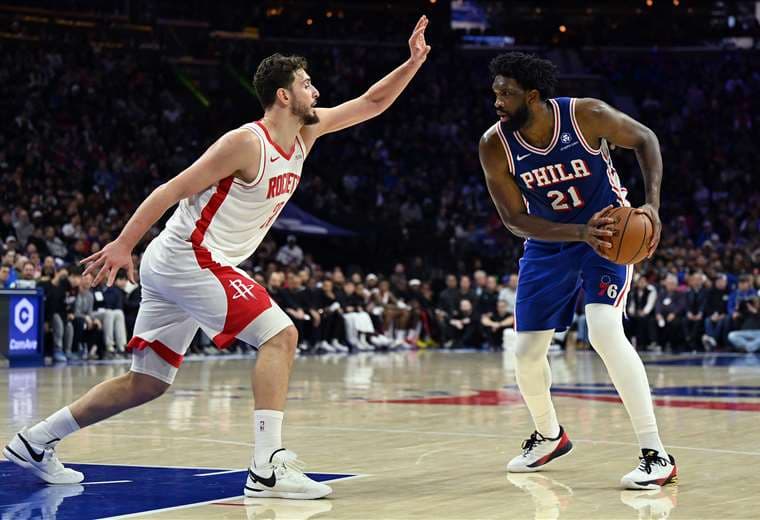 Embiid castiga a Rockets con triple-doble y Clippers ganan el derbi angelino