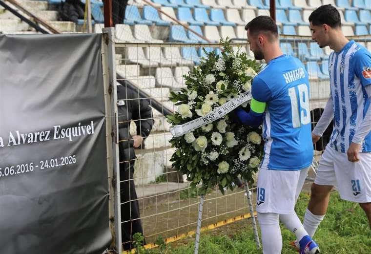 KF Tirana rindió homenaje a hija fallecida de Freddy Álvarez. Foto: KF Tirana