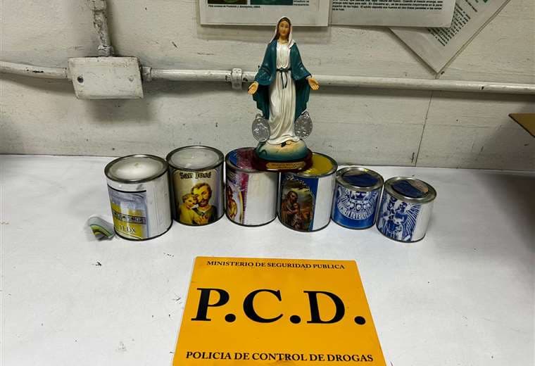 Caen tres sospechosas de exportar cocaína en figuras religiosas y "souvenirs"