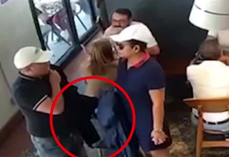 Video: Pareja roba bolso en restaurante y gasta $5.000 en minutos