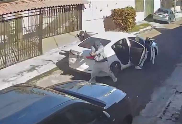 Video: Conductor acompañado de niña evita bajonazo con sujetos armados en Alajuela