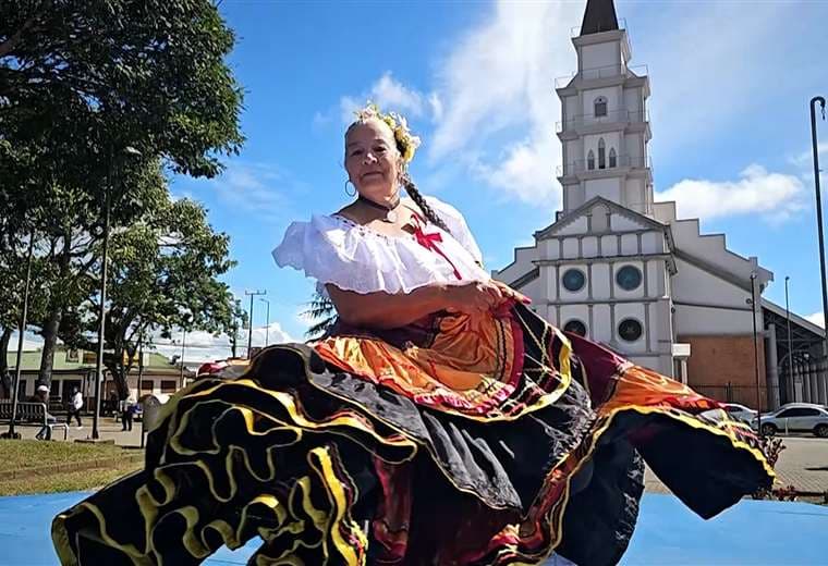 A los 72 años encontró en el baile folclórico la fuerza para sanar su duelo