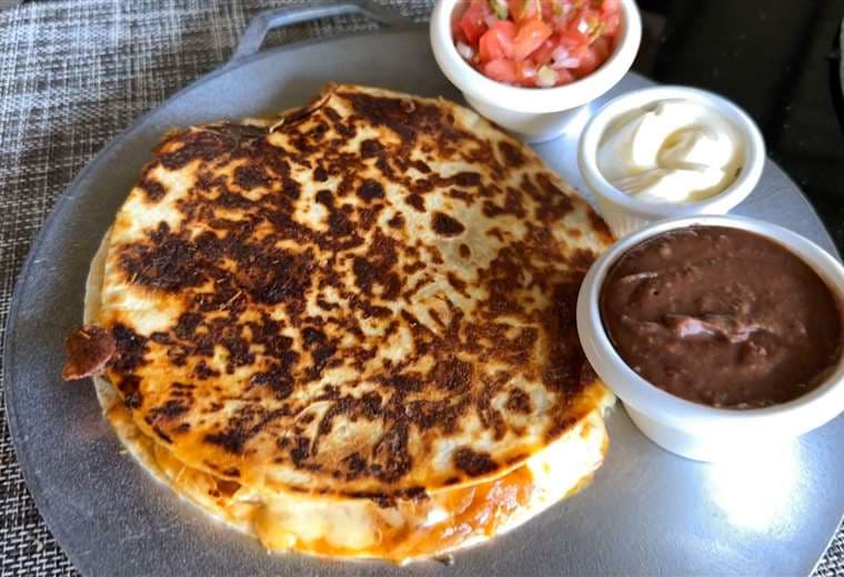 Esta receta de tortilla Sarchí que conquista con carne en salsa, queso y natilla