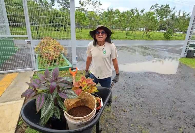 Este vecino de La Fortuna que decidió convertir un centro de reciclaje en un jardín lleno de vida