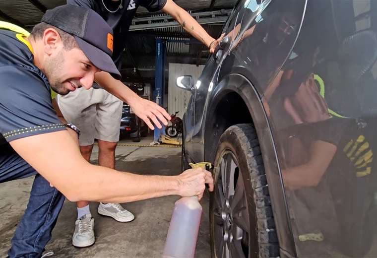 Juank cambió el micrófono por la manguera y se fue a lavar carros a Acosta