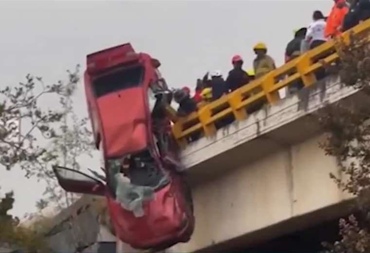 ¡Impactante! Carro se sale de puente y queda colgando de baranda en México