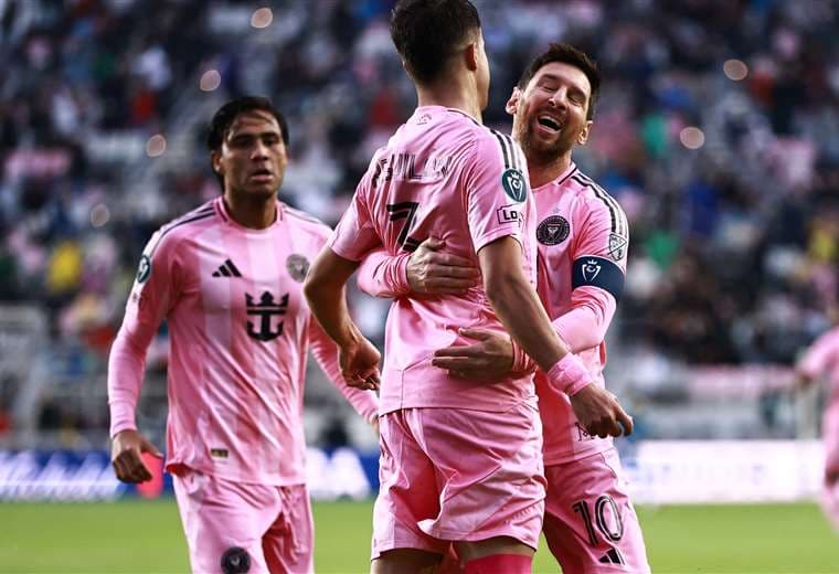 Messi anota el gol número 900 de su carrera con Warren Madrigal como testigo