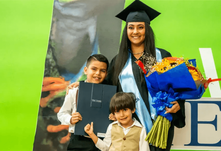 Tres horas diarias de viaje, dos hijos y un sueño: así se graduó una ingeniera en Costa Rica