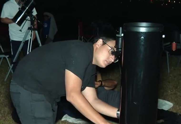 Prepárese para mirar al cielo: la Luna y Venus estarán muy cerca al caer el sol