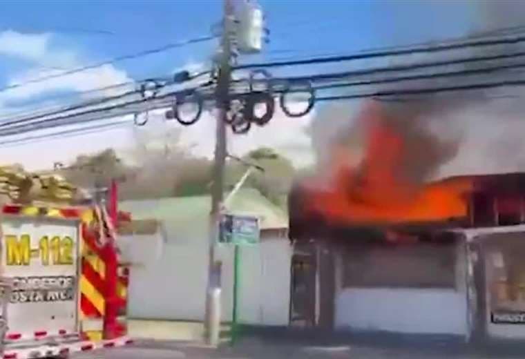 Incendio en restaurante moviliza a bomberos en Pozos de Santa Ana
