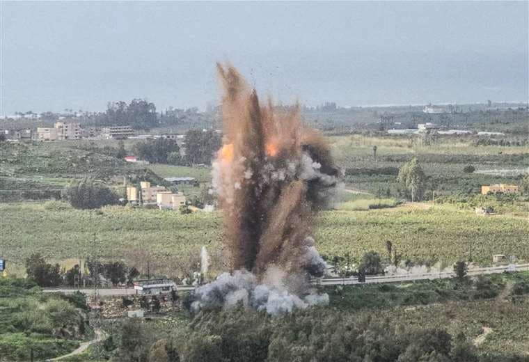 Video: Israel bombardea puente clave para el paso de provisiones de Hezbolá