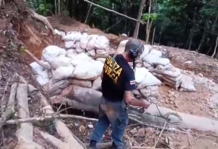 Policía ubica bodega subterránea con equipo para minería ilegal mediante detector de metales