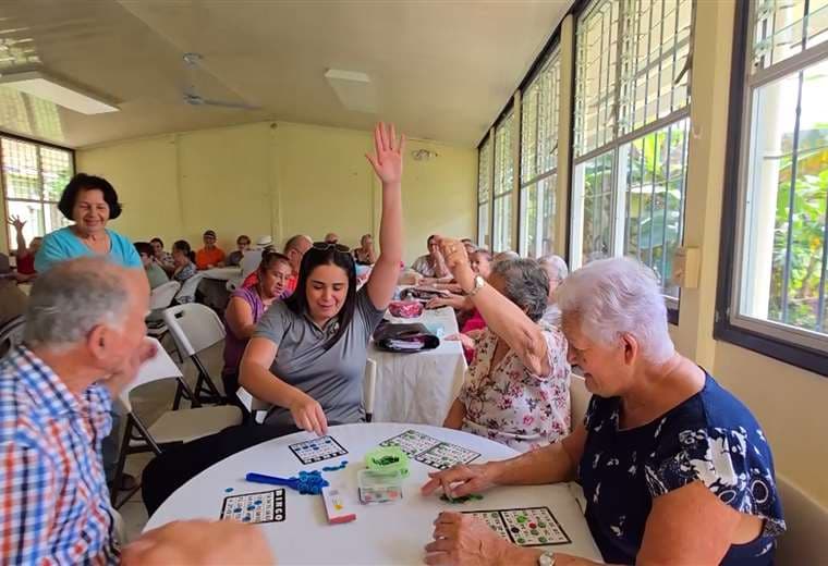 Un simple bingo se transforma en el momento más esperado por adultos mayores en San Carlos