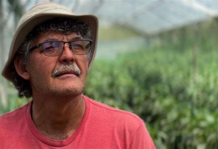Este agricultor hace crecer sus chiles con música, baile y una rutina que rompe todas las reglas