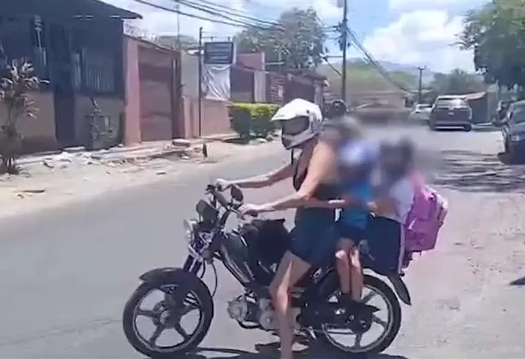 Imprudencia en carretera: mujer transporta a dos niñas en bicimoto