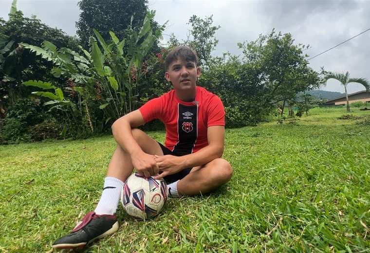 Salió de Naranjo con un balón y hoy tiene una beca en Estados Unidos para jugar y estudiar