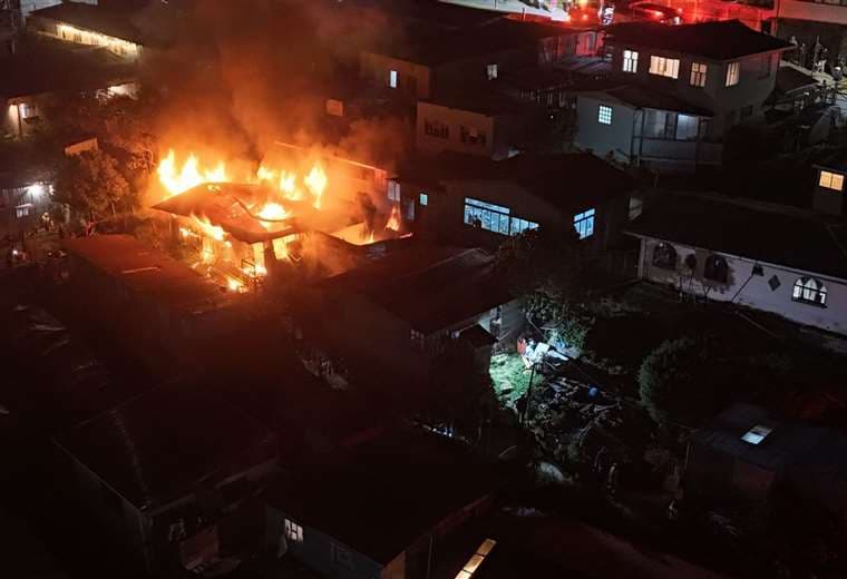 Bomberos encuentran a persona sin vida en medio de incendio en Cartago