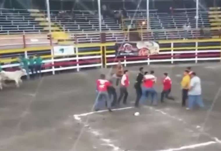 Video muestra cómo un rodeo taurino terminó en zafarrancho en Garabito