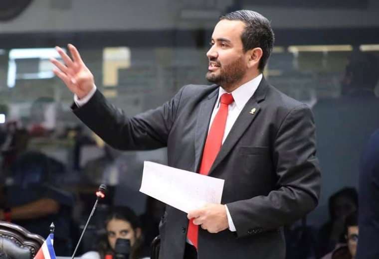 Caso contra exdiputado por viaje a España irá a juicio casi 10 años después