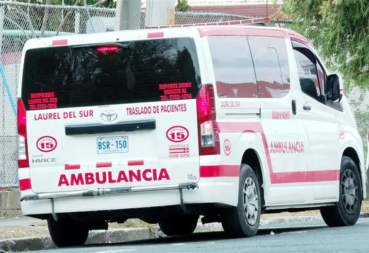 Cruz Roja rescata a mujer que cayó a alcantarilla de 5 metros en Turrialba