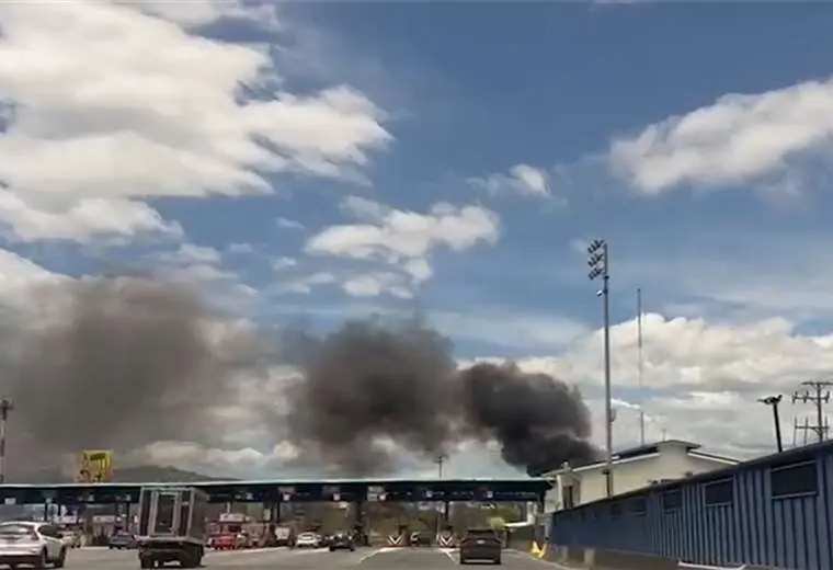 Columna de humo por quema en charral afecta visibilidad de conductores en Ruta 27