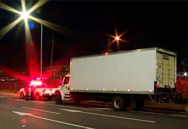 Abandonan camión en Circunvalación Norte tras aparente bajonazo en Puntarenas