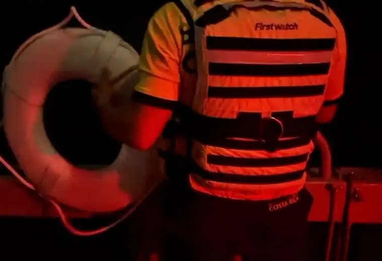 Rescatan a una persona y otra desaparece en el mar frente a reconocido hotel en Puntarenas