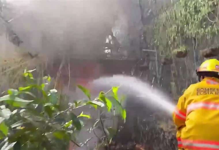 Incendio en charral se propaga y afecta dos viviendas en Alajuela