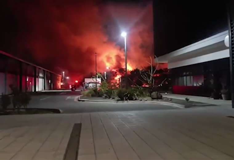 Emergencia en Santa Ana por enorme incendio tras fuga de gas